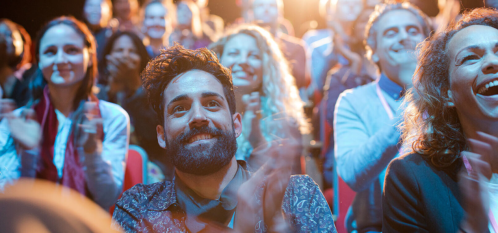 © KOTO - AdobeStock.com Applaudierendes Publikum bei einer Veranstaltung im Maritim Hotel mit lebendiger Stimmung