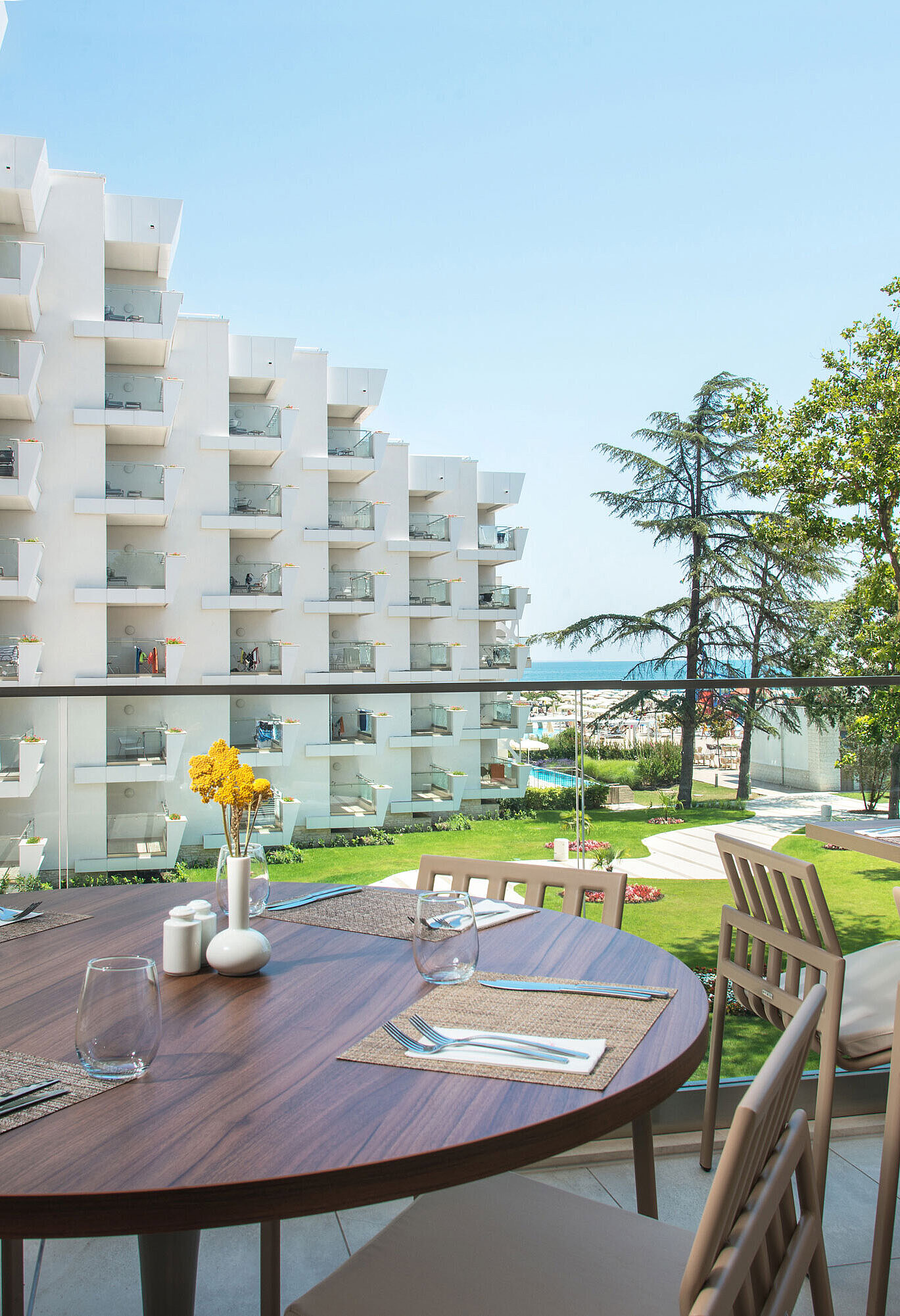 Restaurant Lady Lindy Restaurantterrasse im Maritim Hotel Amelia mit Blick auf Garten, Hotelgebäude und das Meer