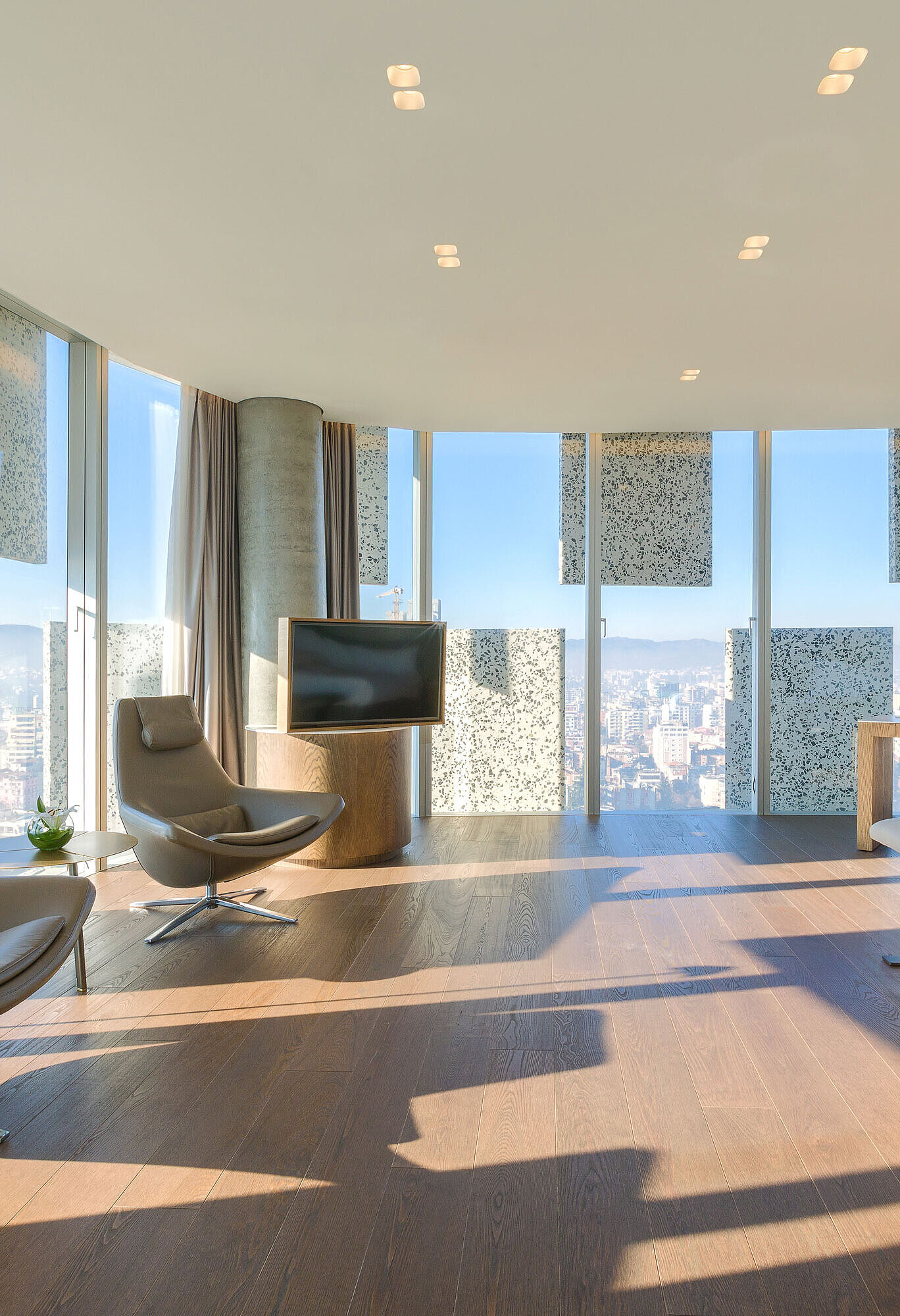Zimmer Helle Panorama Suite mit Stadtblick und Designmöbeln im Maritim Hotel Plaza Tirana