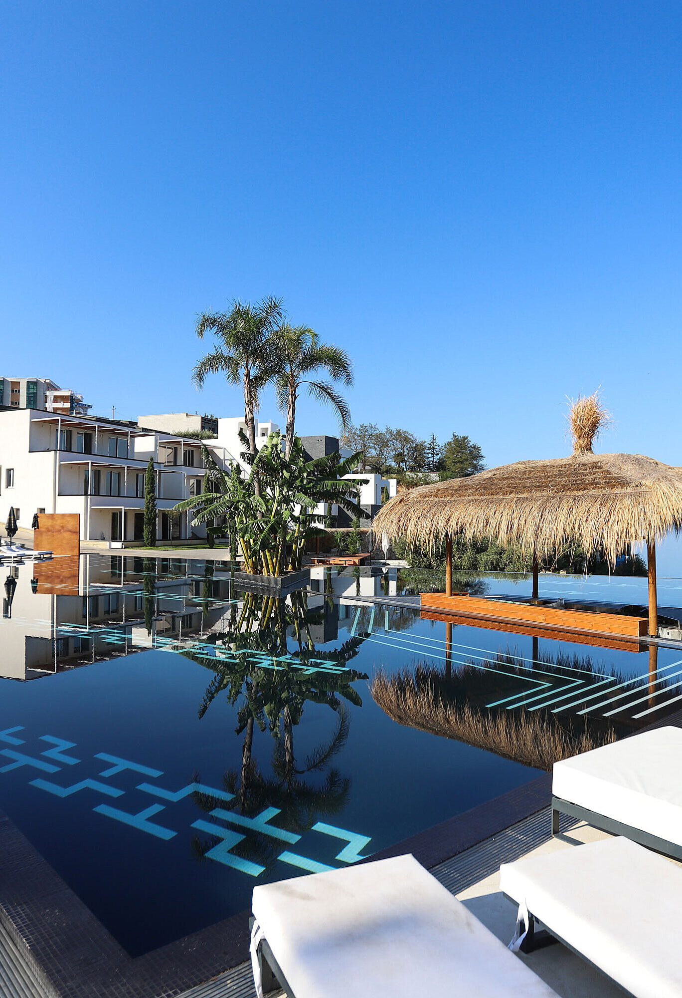 Pool Exklusive Poollandschaft im Maritim Resort Marina Bay mit Palmen, Sonnenliegen und Meerblick